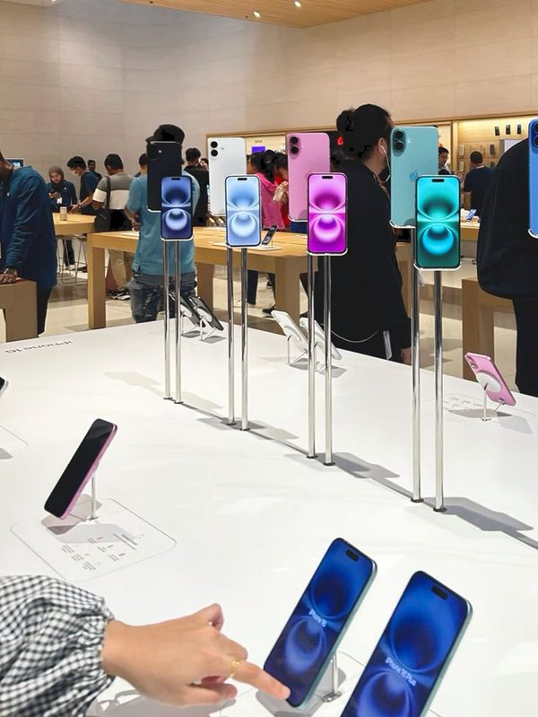 Latest smartphones on display at Tanish Enterprises